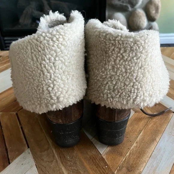 UGG Women’s Size 12 Wedge Winter Boot - Picture 6 of 6